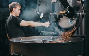 A frissen pörkölt kávé előnyei: miért érdemes ezt választani?